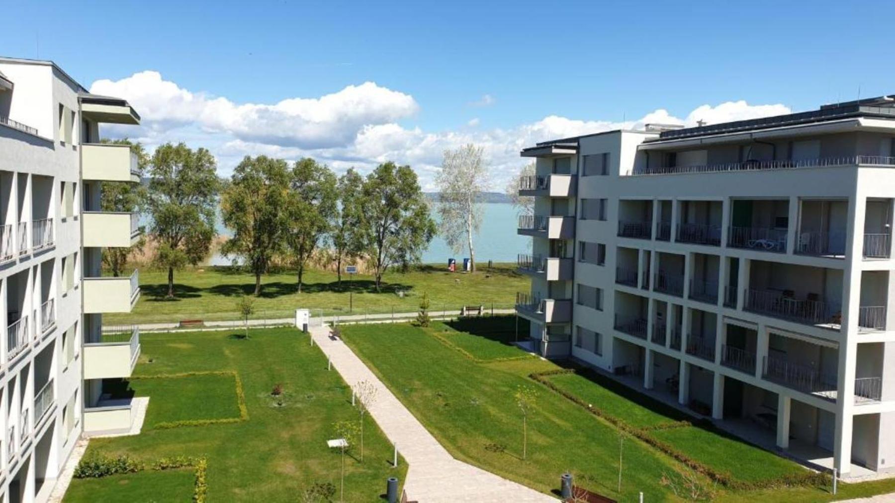 Green Apartman Balatonlelle Bagian luar foto