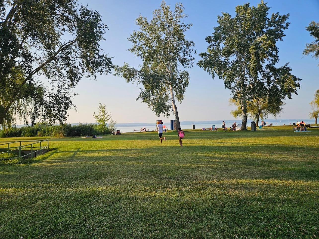 Green Apartman Balatonlelle Bagian luar foto
